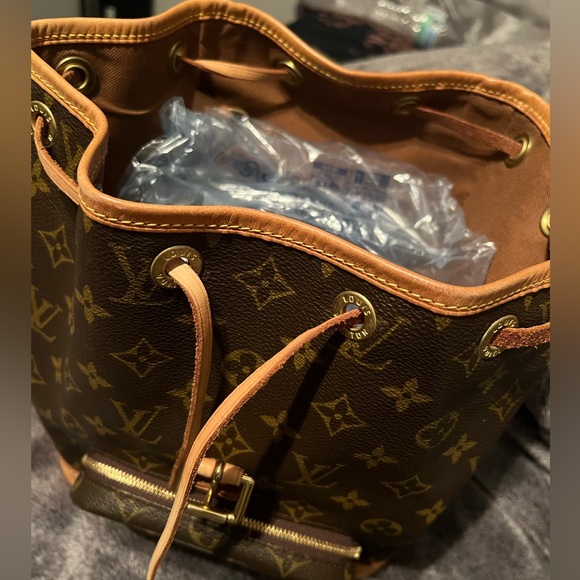 Louis Vuitton Montsouris MM - Picture 12 of 14